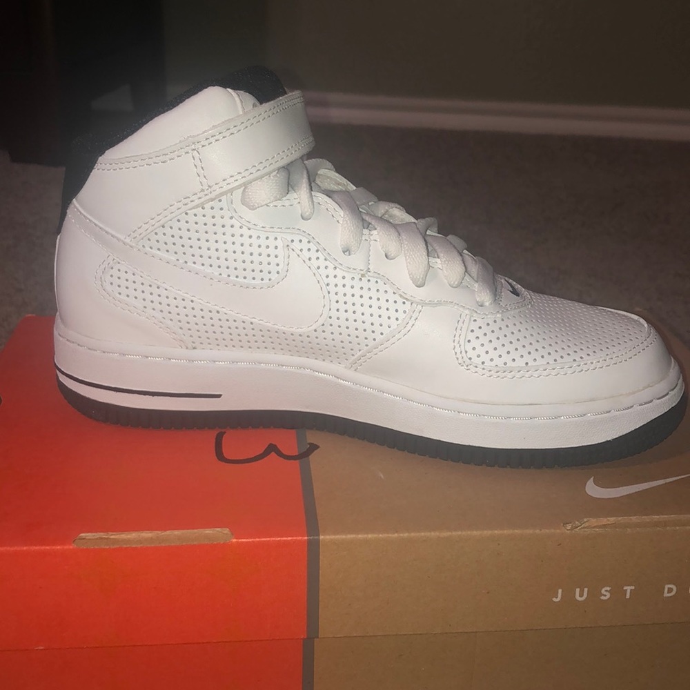 NEW AUTHENTIC NIKE AIR FORCE ONES